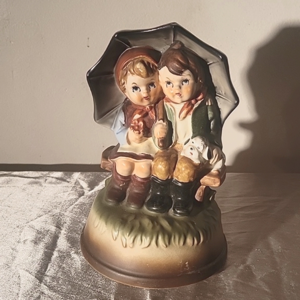 Vintage Boy And Girl Under Umbrella Hummel Look Rotating Music